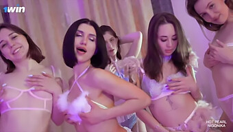 Обожавам Да Правя Секс С Голяма Група Хора. Flamingo Orgy4 Разполага С Интензивен Хардкор Екшън С Множество Партньори