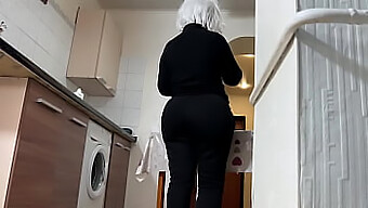 Büyük Bir Popoya Sahip Seksi Üvey Anne, Sıkı Deliğini Spermlerle Dolduruyor