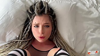 Una Impresionante Chica Alternativa Con Rastas Y Piercings Da Un Impresionante Sexo Oral, Seguido De Una Intensa Penetración Y Terminando Con Una Corrida