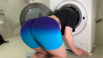 Le Moment Embarrassant De La Demi-Sœur Au Linge Mène À Une Session Orale Chaude